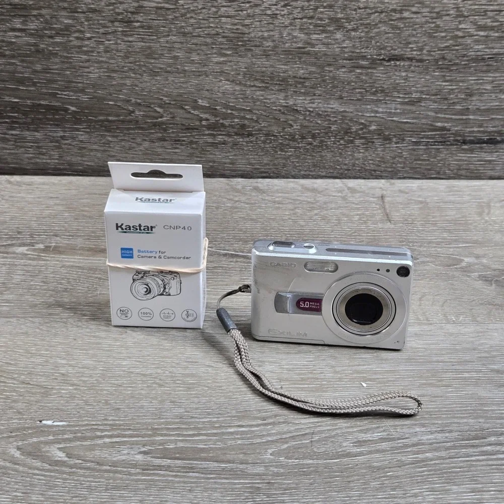 Casio Exilim EX-Z50 5.0MP Digital Camera Silver Bundle Kastar Battery Tested